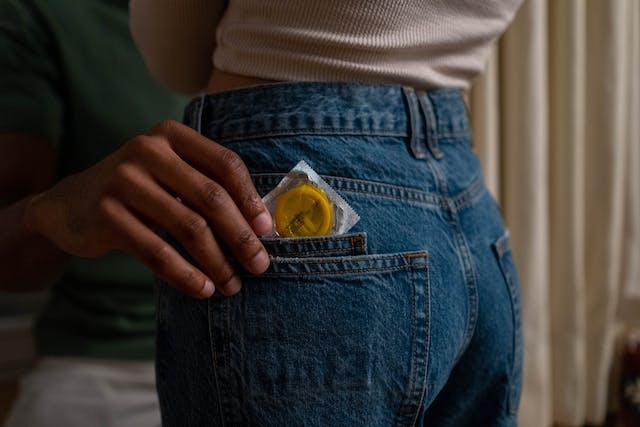 condoom in achterzak van spijkerbroek