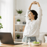 Een vrouw die haar energielevel boost