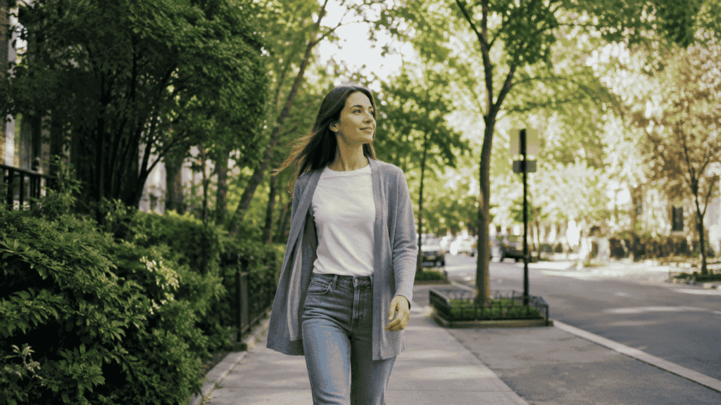 Een vrouw die een wandeling maakt