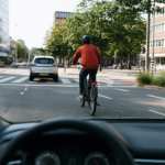 Automobilist kijkt in zijspiegel naar inhalende e-bike in het verkeer