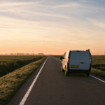 Bestelbus onderweg met een spoedzending op een regionale weg in Limburg
